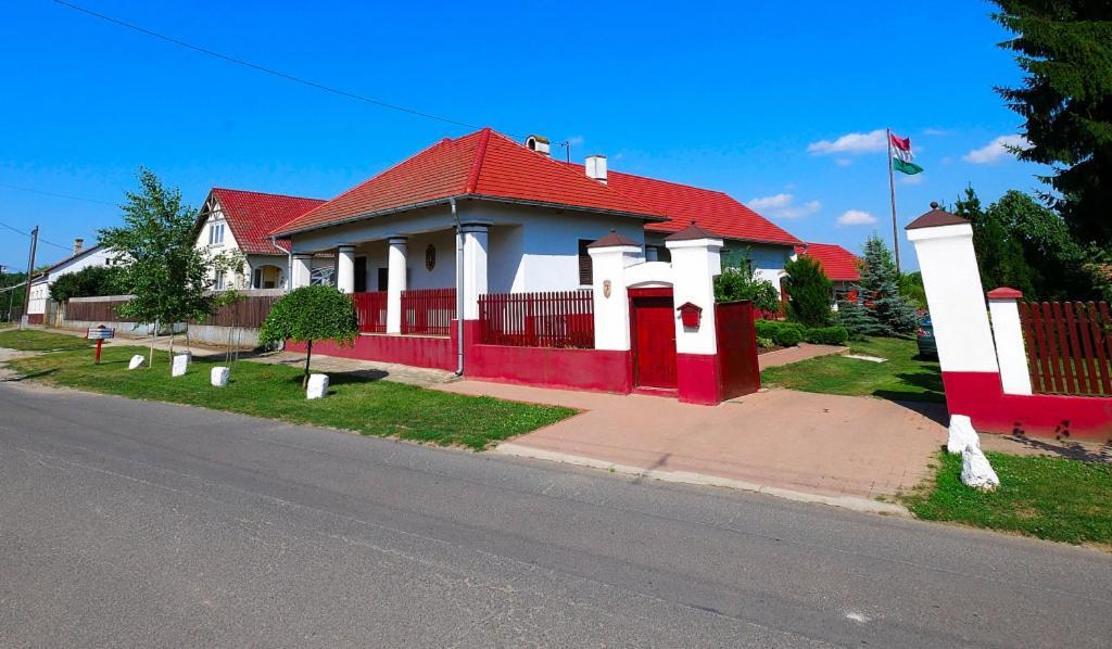 Álmosdi Tópart Vendégház Esterno foto